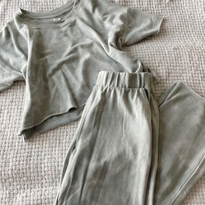 Like New Aerie Matching Cozy Set